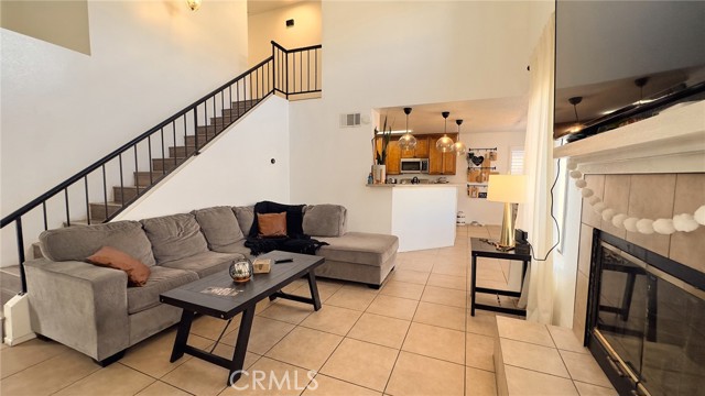 Detail Gallery Image 6 of 36 For 14750 Shadow Dr, Fontana,  CA 92337 - 3 Beds | 2/1 Baths