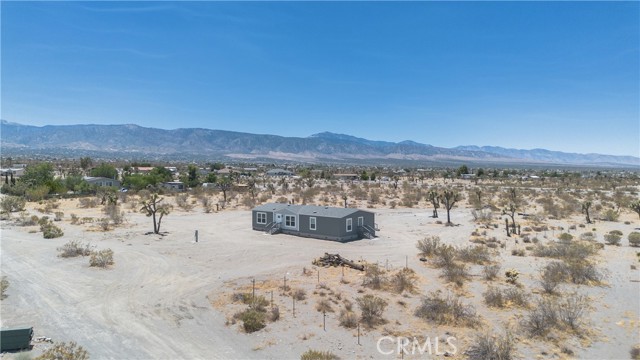 Detail Gallery Image 3 of 38 For 13130 Silver Rock Rd, Pinon Hills,  CA 92372 - 4 Beds | 2 Baths