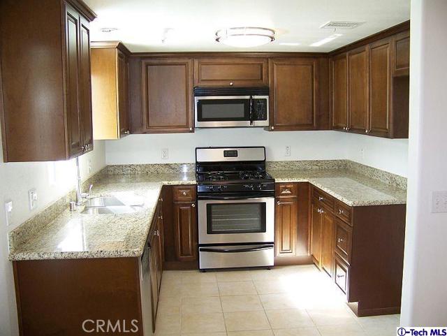 Detail Gallery Image 4 of 4 For 6615 Sepulveda #306,  Van Nuys,  CA 91411 - 3 Beds | 5/1 Baths