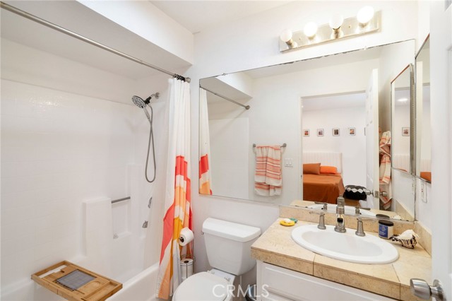 Detail Gallery Image 13 of 22 For 7045 Woodley Ave #101,  Lake Balboa,  CA 91406 - 2 Beds | 2 Baths