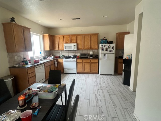 Detail Gallery Image 5 of 21 For 938 Sparrow Way, Perris,  CA 92571 - 4 Beds | 2/1 Baths
