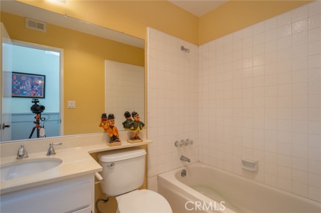 Detail Gallery Image 17 of 26 For 18319 Collins, Tarzana,  CA 91356 - 2 Beds | 3 Baths