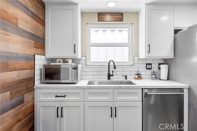 Detail Gallery Image 14 of 40 For 19071 Suva Ln, Huntington Beach,  CA 92646 - 4 Beds | 2 Baths