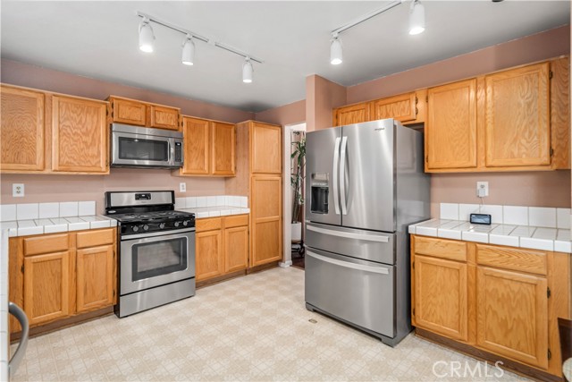 Detail Gallery Image 8 of 40 For 3039 Holline Ct, Lancaster,  CA 93535 - 4 Beds | 2/1 Baths