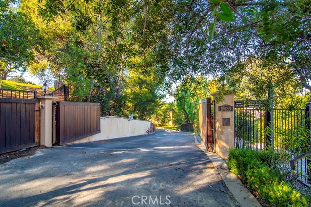 Detail Gallery Image 2 of 73 For 18933 La Montana Pl, Tarzana,  CA 91356 - 7 Beds | 6/1 Baths