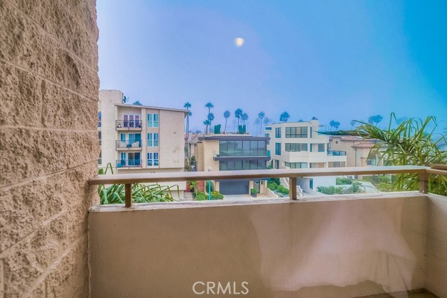 Detail Gallery Image 40 of 53 For 727 Esplanade, Redondo Beach,  CA 90277 - 2 Beds | 2/1 Baths