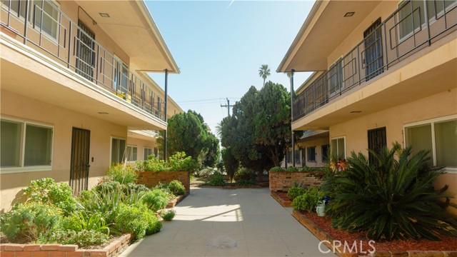919 E La Palma Drive, Inglewood CA: https://media.crmls.org/medias/a0392f97-b284-4c9b-8e8f-6c3f5ec57a2a.jpg