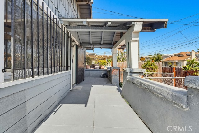 Detail Gallery Image 4 of 20 For 3941 Wisconsin, Los Angeles,  CA 90037 - 2 Beds | 1/1 Baths