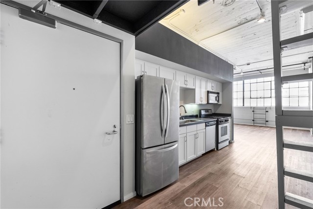 420 S San Pedro Street, Los Angeles CA: https://media.crmls.org/medias/a03dce43-5c0d-46d3-802b-528585ac41c8.jpg