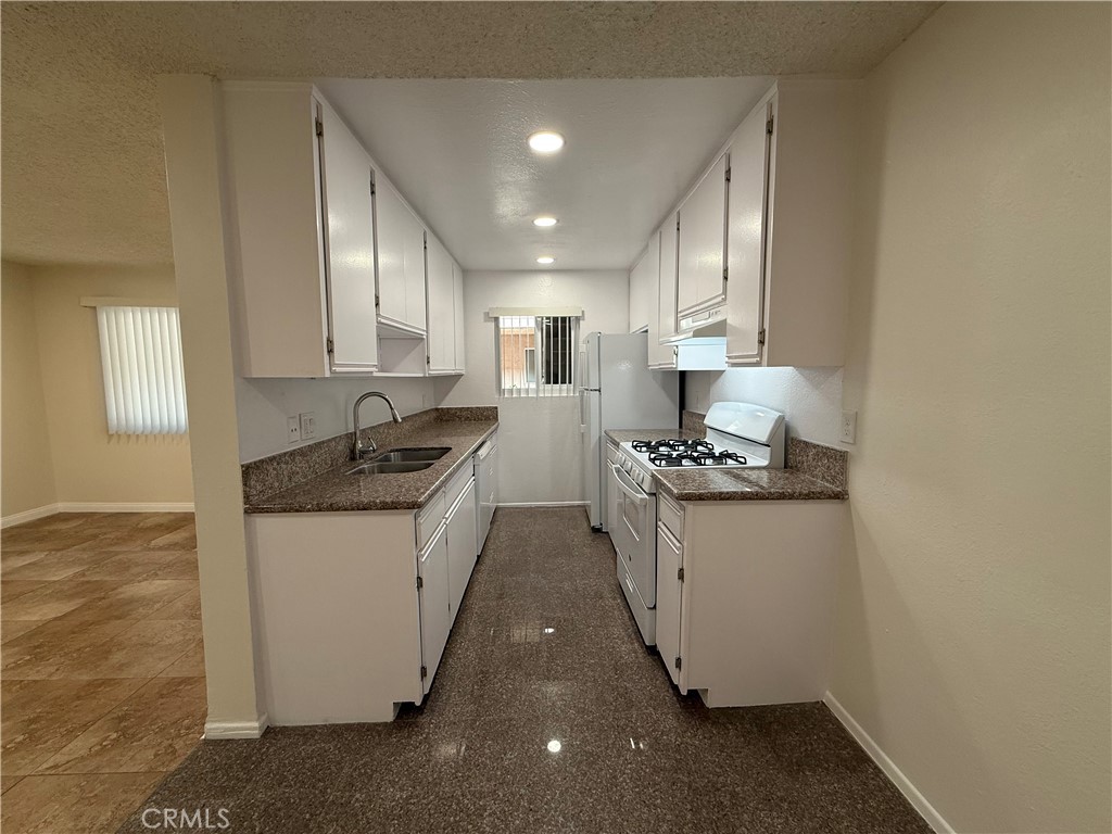 https://media.crmls.org/medias/a0410ff4-0bd7-4390-9f40-a6a001190edc.jpg?preset=X-Large
