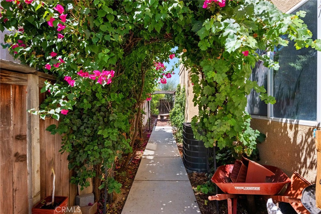 https://media.crmls.org/medias/a042051a-5e40-4e0d-9fd9-852b9d75598c.jpg?preset=X-Large