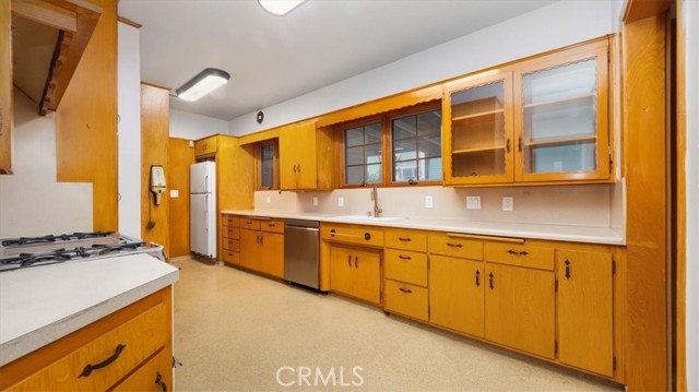 Detail Gallery Image 8 of 21 For 15849 San Jose Ave, La Puente,  CA 91744 - 5 Beds | 2/1 Baths