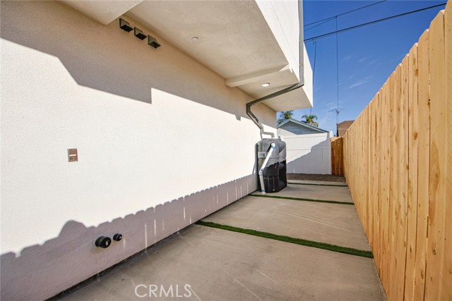 2402 S Cochran Avenue, Los Angeles CA: https://media.crmls.org/medias/a043f8b3-d420-49b8-86ba-2718f388aeac.jpg