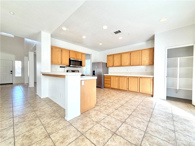 Detail Gallery Image 11 of 43 For 8182 Bon View Dr, Riverside,  CA 92508 - 5 Beds | 3 Baths