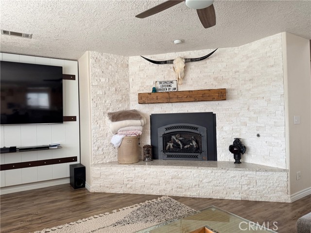 Detail Gallery Image 4 of 29 For 18285 Harbor Dr, Victorville,  CA 92395 - 5 Beds | 3 Baths