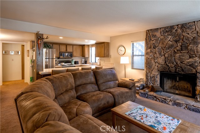 Detail Gallery Image 4 of 31 For 667 Summit Bld #4,  Big Bear Lake,  CA 92315 - 3 Beds | 2 Baths