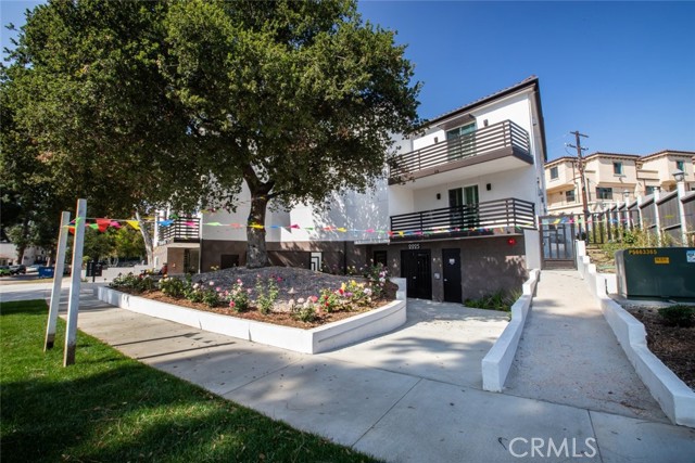 Detail Gallery Image 2 of 21 For 2225 Mira Vista Ave #206,  Montrose,  CA 91020 - 3 Beds | 2 Baths