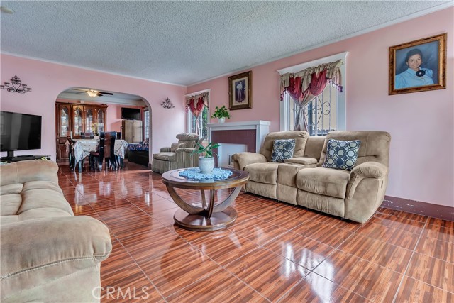 4154 S Harvard Blvd, Los Angeles CA: https://media.crmls.org/medias/a0513691-53c8-45da-ae0f-6d984bcef80f.jpg
