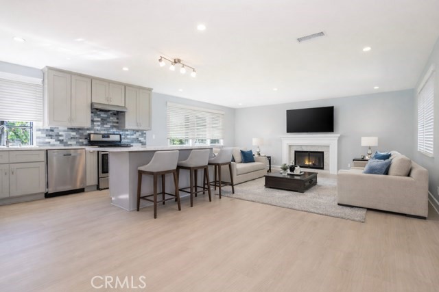 Detail Gallery Image 3 of 33 For 11256 Haskell Ave, Granada Hills,  CA 91344 - 4 Beds | 3 Baths