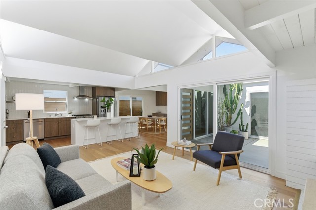 Detail Gallery Image 2 of 36 For 258 Walnut, Newport Beach,  CA 92663 - 3 Beds | 2 Baths