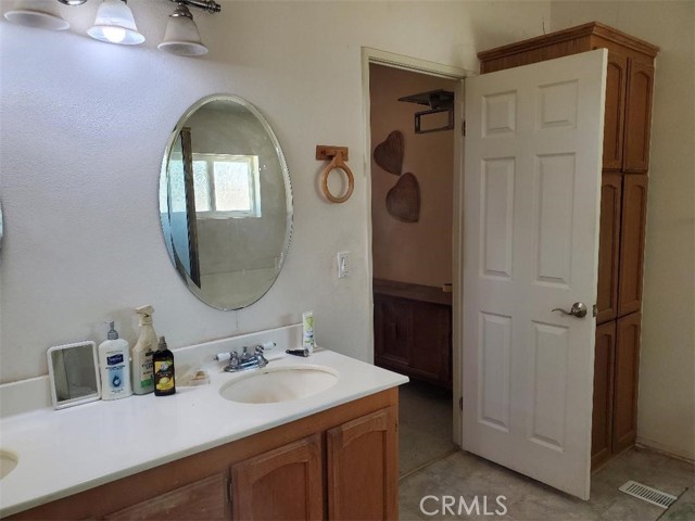 ...en suite bathroom...