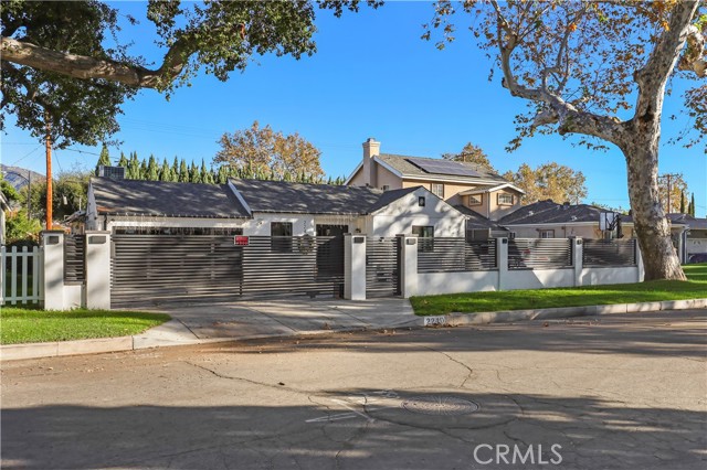 Detail Gallery Image 3 of 40 For 2240 N Parish, Burbank,  CA 91504 - 4 Beds | 2 Baths