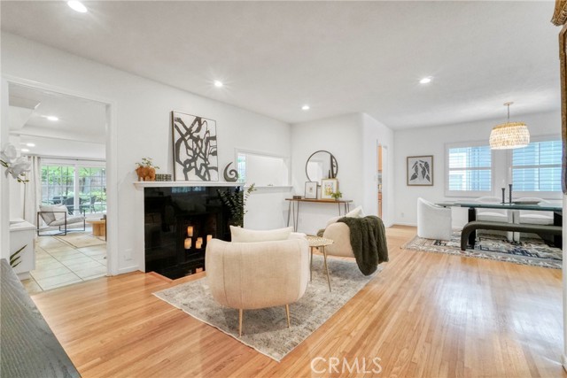 4299 Bakman Avenue, Studio City CA: https://media.crmls.org/medias/a05b3527-fa1d-4e4b-b3fb-476c8674fc98.jpg