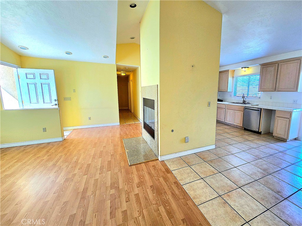 https://media.crmls.org/medias/a05c5f49-de10-45cd-b964-78f31e226fe5.jpg?preset=X-Large