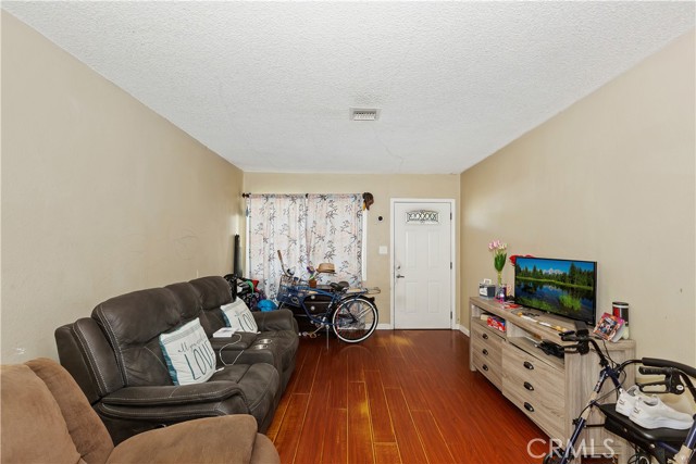 Detail Gallery Image 3 of 14 For 8963 Laurel Ave, Fontana,  CA 92335 - 2 Beds | 1 Baths