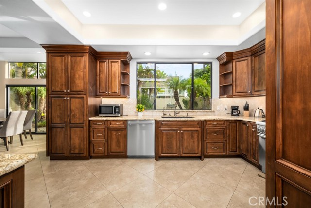 Detail Gallery Image 16 of 49 For 16282 Mandalay Cir, Huntington Beach,  CA 92649 - 5 Beds | 3 Baths