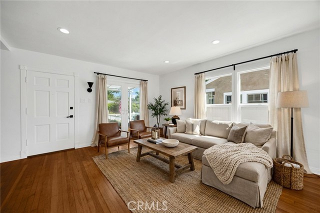 Detail Gallery Image 4 of 34 For 329 E 19th, Costa Mesa,  CA 92627 - 3 Beds | 1 Baths