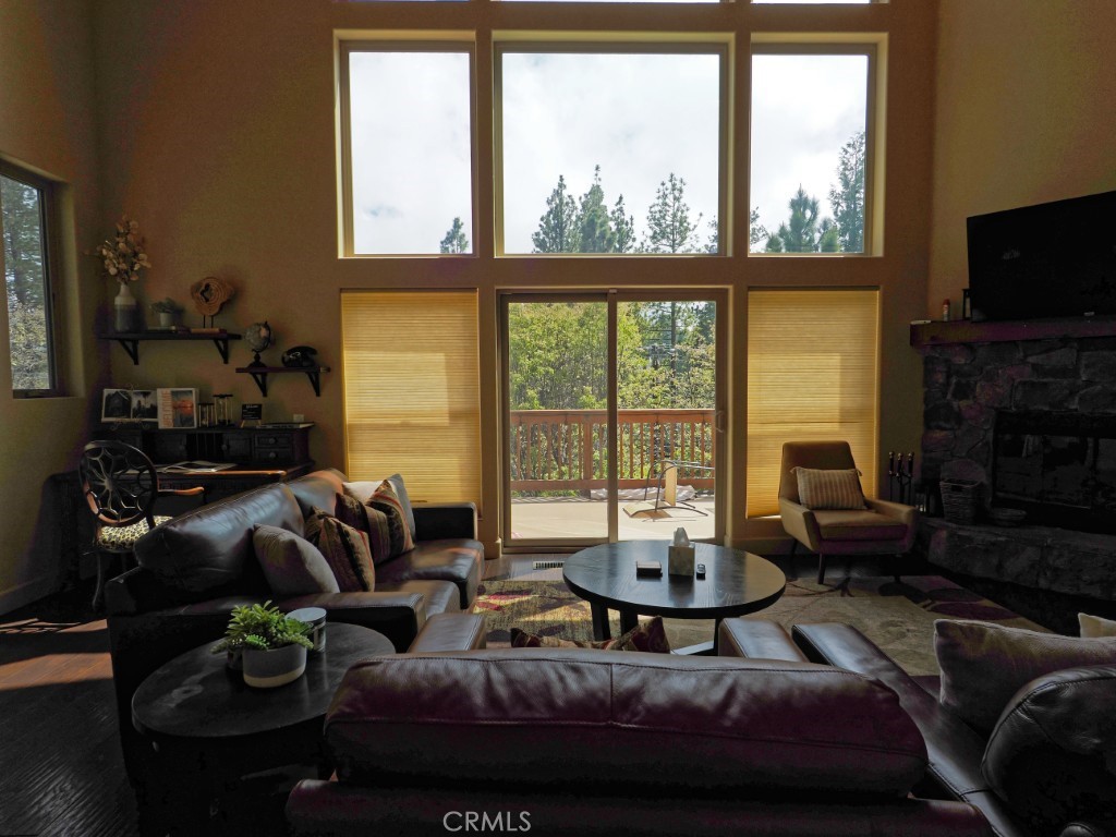 https://media.crmls.org/medias/a0639038-14f5-45b5-91b0-80c72a40ea2b.jpg?preset=X-Large
