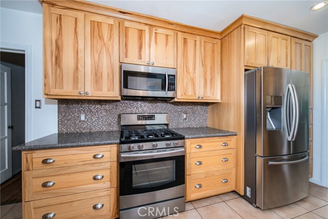 Detail Gallery Image 8 of 34 For 32616 Avenue   E, Yucaipa,  CA 92399 - 3 Beds | 3/1 Baths