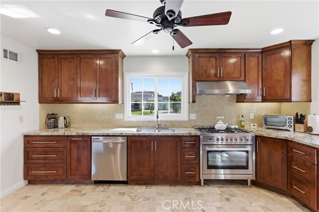 Detail Gallery Image 11 of 39 For 17441 Jefferson Ln, Huntington Beach,  CA 92647 - 3 Beds | 2 Baths