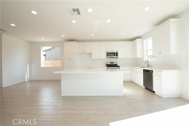 Detail Gallery Image 6 of 26 For 12574 Hanna Ct, Victorville,  CA 92392 - 4 Beds | 3 Baths