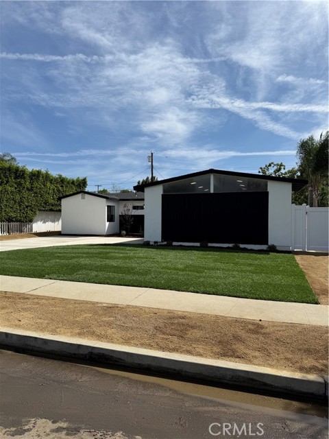 Detail Gallery Image 3 of 40 For 6902 Lasaine Ave, Lake Balboa,  CA 91406 - 3 Beds | 2 Baths