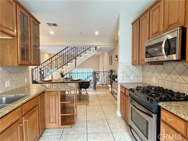 Detail Gallery Image 6 of 17 For 5241 Colodny Dr #403,  Agoura Hills,  CA 91301 - 3 Beds | 2/1 Baths