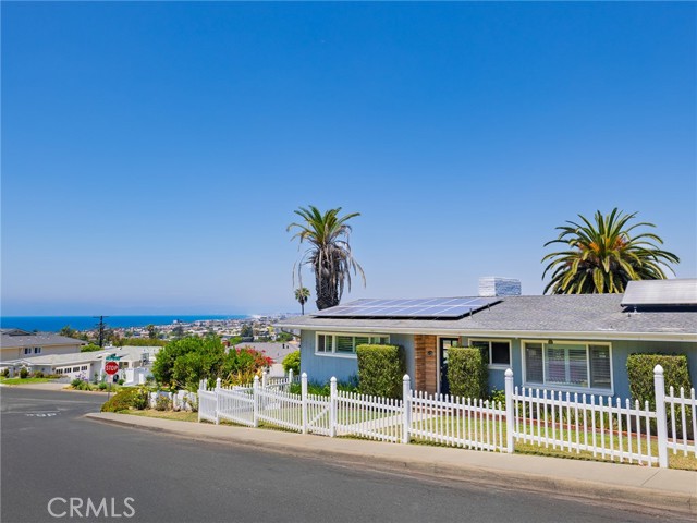 246 Via Los Miradores, Redondo Beach CA: https://media.crmls.org/medias/a06d9374-eb9a-4922-a58b-a85ec960fb20.jpg