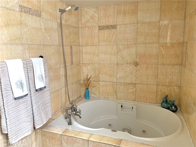 Detail Gallery Image 7 of 32 For 425 S Catalina Ave #4,  Redondo Beach,  CA 90277 - 3 Beds | 3 Baths