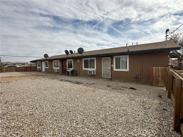 Detail Gallery Image 8 of 17 For 11895 White Ave, Adelanto,  CA 92301 - 6 Beds | 3 Baths