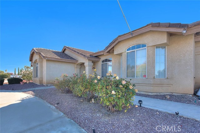 Detail Gallery Image 4 of 60 For 19149 Catalina, Apple Valley,  CA 92308 - 4 Beds | 3/1 Baths