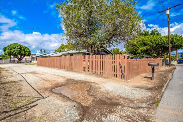 725 Michigan Avenue, Beaumont CA: https://media.crmls.org/medias/a0784108-c61d-405b-9d50-39e32fb0bf91.jpg
