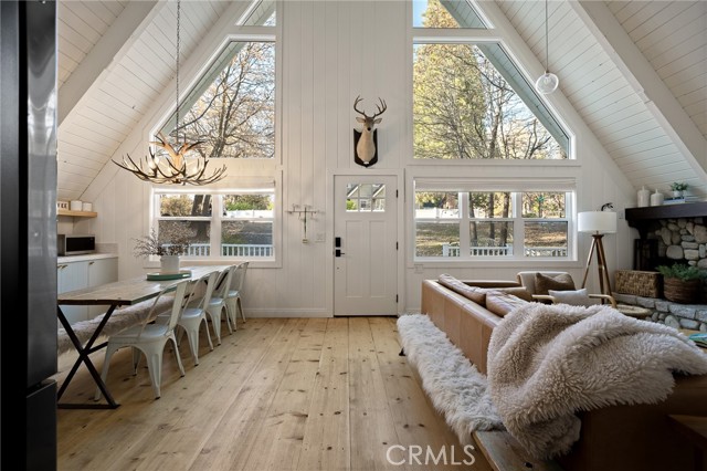 Detail Gallery Image 3 of 51 For 987 Tirol Ln, Lake Arrowhead,  CA 92352 - 3 Beds | 2 Baths