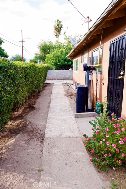 998 W 10th Street, San Bernardino CA: https://media.crmls.org/medias/a07d7b24-bc12-4dc6-9f3c-8f7a119d766f.jpg