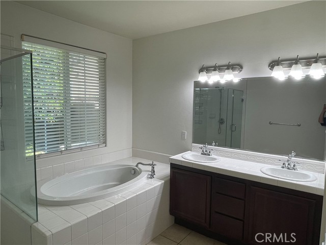5307 Rose Arbor Lane, Bakersfield CA: https://media.crmls.org/medias/a07e0e04-a121-4b05-ae23-1b3ce4ff0a74.jpg