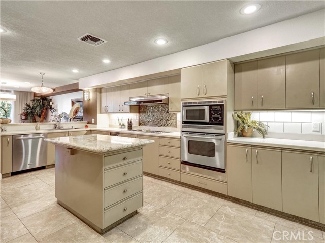 208 Kavenish S Drive, Rancho Mirage CA: https://media.crmls.org/medias/a082794d-35bf-4ef8-929b-ee0ff6b6dca9.jpg