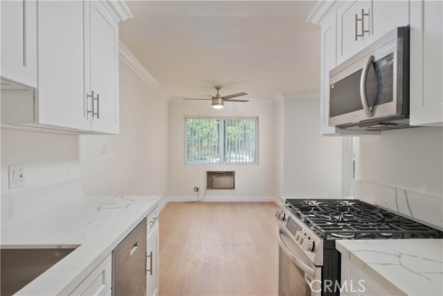 Detail Gallery Image 1 of 25 For 5415 Newcastle Ave #18,  Encino,  CA 91316 - 3 Beds | 2 Baths