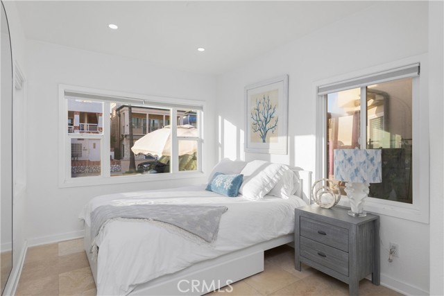 Detail Gallery Image 9 of 35 For 106 31st St, Newport Beach,  CA 92663 - 5 Beds | 3 Baths