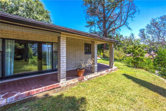 1872 Arroyo Drive, Riverside CA: https://media.crmls.org/medias/a08a0188-3ab5-4795-acc7-be661805009b.jpg