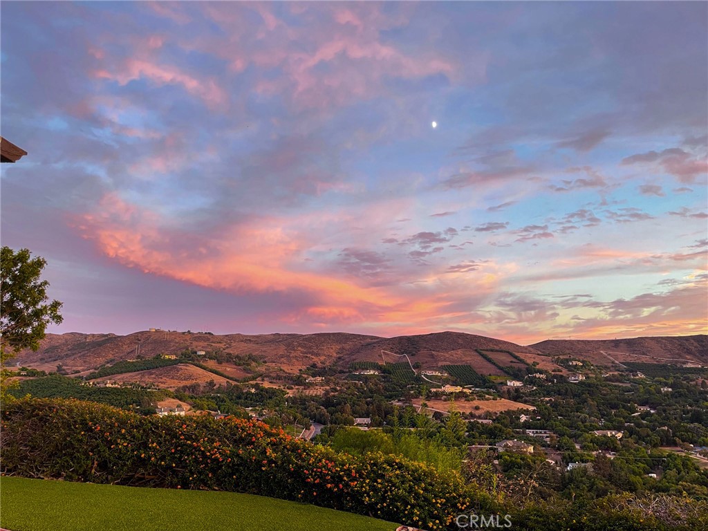 https://media.crmls.org/medias/a09039e3-5f87-42ad-930a-1c0cb4095571.jpg?preset=X-Large